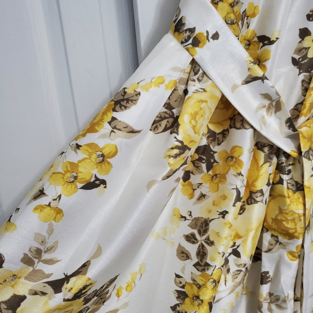 Beautiful Jessica Howard Sleevless Wrap Front Dress.